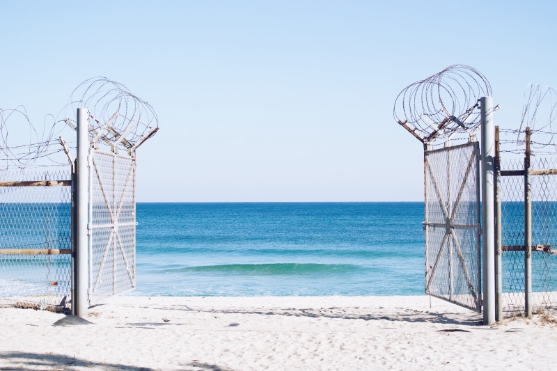 wire, sand, tower, outdoors, wired fance, cyclone, white, land, absence, tranquility, photography, architecture, day, 5K, water, sky, barb, gate, clear sky