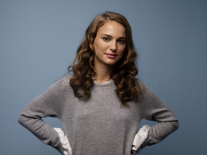 indoors, teenager, waist up, hair, sweater, colored background, standing, clothing, blue background, actress, 1080P, portrait, casual clothing, gray background