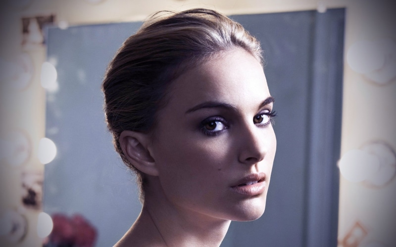 young women, contemplation, beauty, indoors, close-up, looking, human face, human body part, beautiful people, lifestyles, 1080P, looking at camera, one person