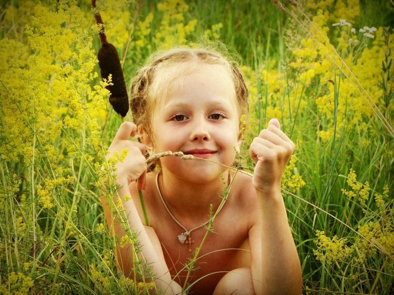 focus, photoshoot, park, happiness, flowers, model, grass, girl, emotion, blur, outside, dom, front view, childhood, beautiful, happy, enjoyment, child