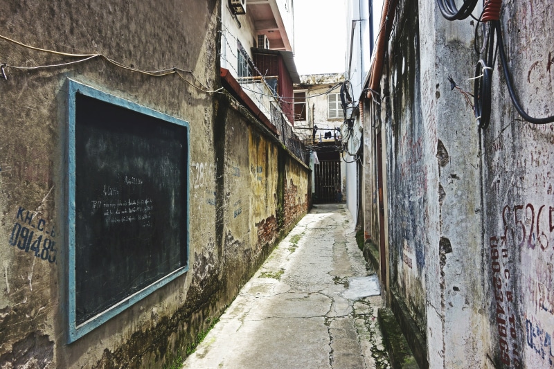 bad, outdoors, dirty, built structure, the way forward, residential district, crumbling, graffiti, weathered, nobody, deterioration, day, urban, building