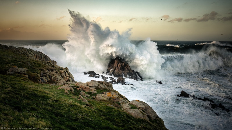 breaking, motion, power in nature, rock - object, horizon, waves, hitting, coast, rocks, scenics - nature, no people, 4K, horizon over water, nature, solid
