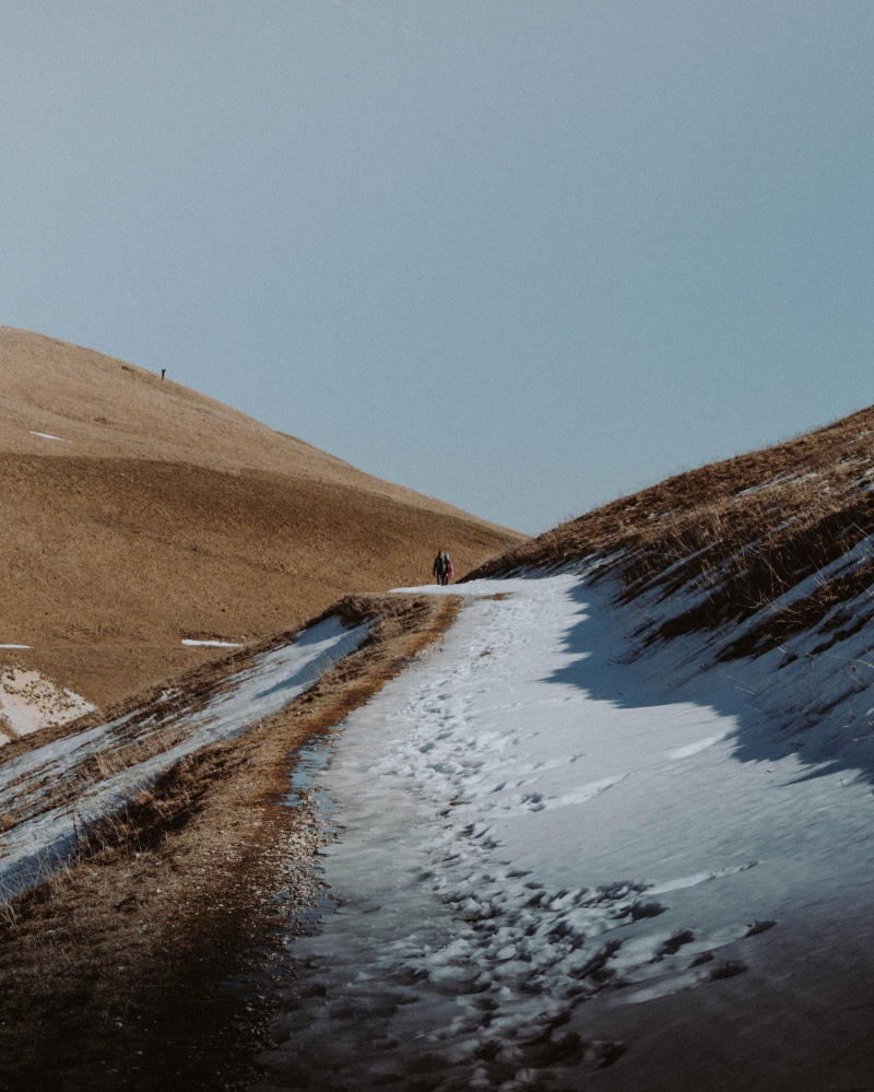 slope, leisure activity, incidental people, mountain range, road, sand, 4K, clear sky, water, countryside, desert, copy space, sea, valley, day, outdoor
