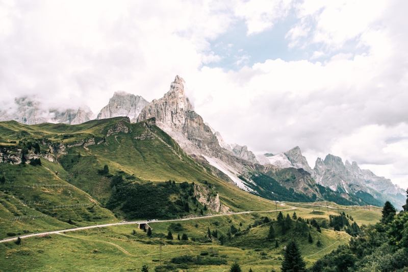 montagne, mountain Peak, countryside, travel, grass, green, peak, famous Place, green Color, dolomiti, cloud - Sky, bright, snow, european Alps, mountain