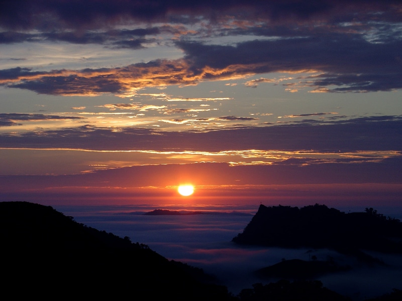 nature, lontananza, majestic, orange color, water, no people, sun, nubes, sol, beauty in nature, mountain, pinas, color, silhouette, tranquility, tranquil scene