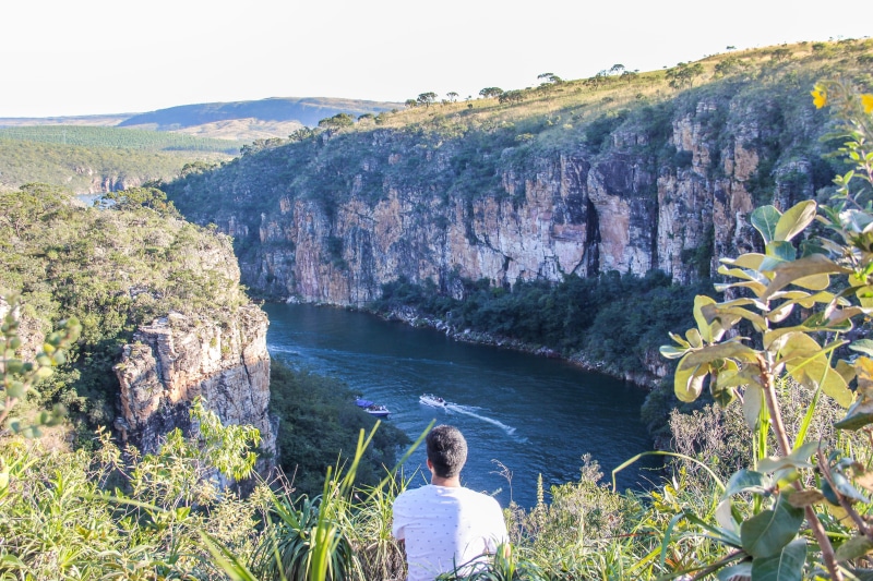 beauty in nature, rear view, water, 5K, lake, forest, furnas, non-urban scene, one person, rock, minas gerais, canyon, lancha, capitolio, plant, canyon furnas
