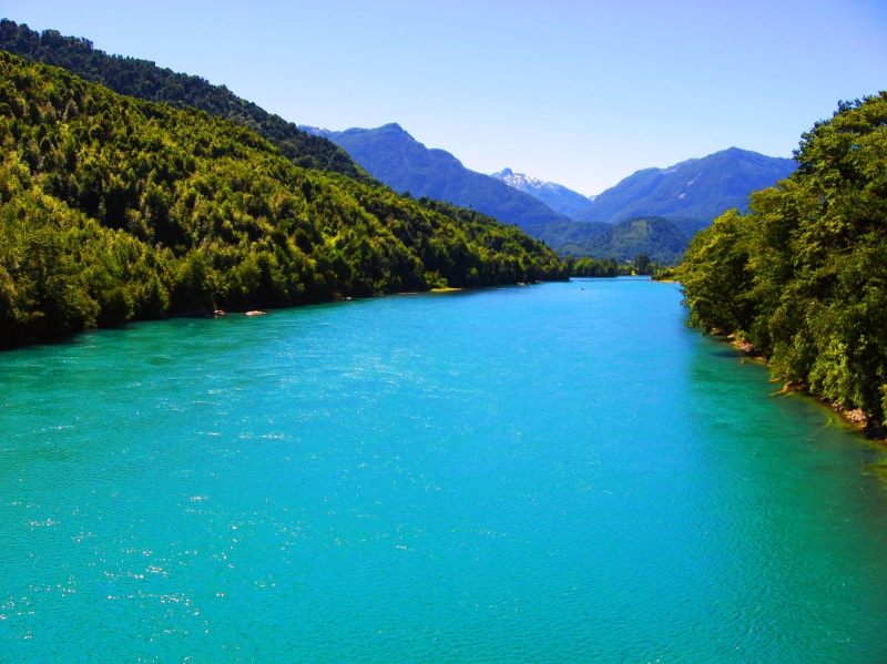 mountain, montaña, outdoors, day, beauty in nature, clear sky, waterfront, verde, río puelo, plant, sky, no people, water, blue, mountain range, x región
