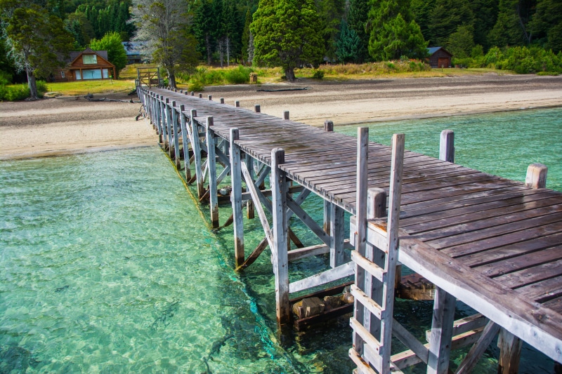 lake, no people, beach, connection, seat, colorful, land, neuquen, wood - material, bridge, green color, beauty in nature, argentina, architecture, built structure