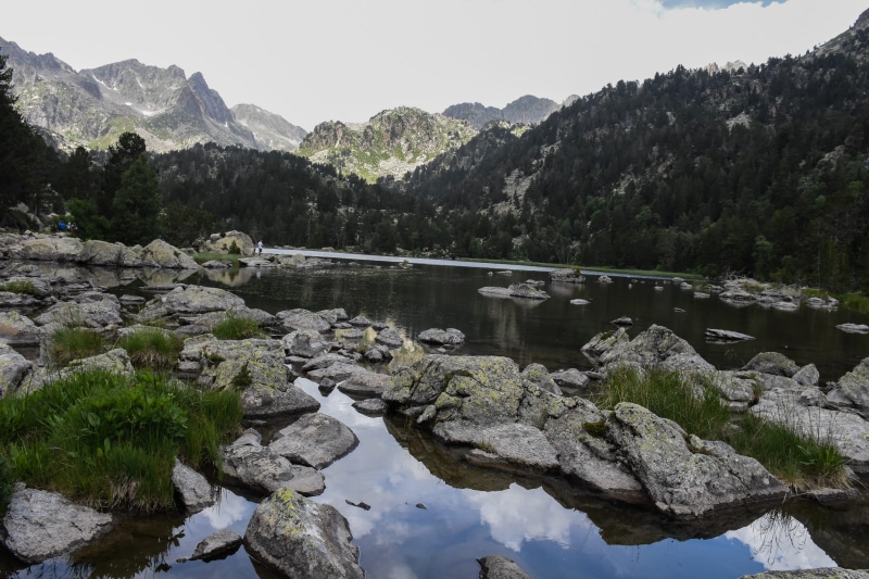 agua, rock, verde, non-urban scene, pirineos, nature, natruleza, rock - object, 4K, outdoors, water, tranquil scene, lake, tranquility, lago, mountain