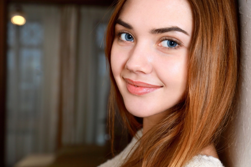 hairstyle, body part, 4K, one person, emotion, beautiful people, close-up, happiness, beautiful woman, smiling, looking at camera, portrait, adult, straight hair