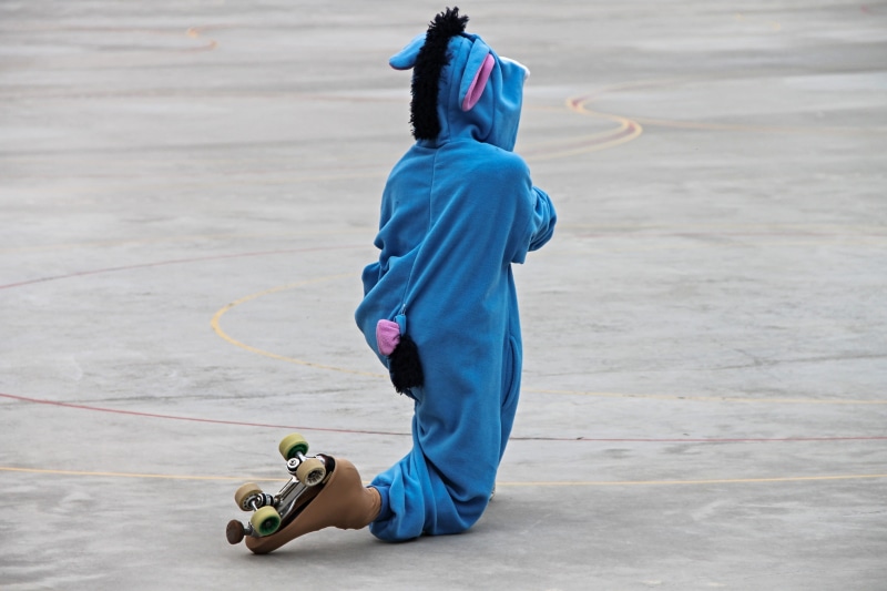 costume, skill, women, kneeling, leisure activity, training, winnie pandey, demonstration, adult, roller skates, athletes, people, roller sports, performance