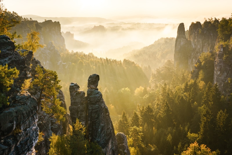Fog, rock - Object, outdoors, Land, green, view, green mountain, Adventure, mountain Peak, Herbst, Sunrays, scenics, beauty In Nature, der, Bäume, 4K