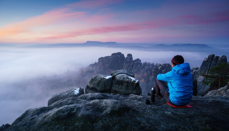 mountain Peak, adventure, Landscape, Nebel, Frost, 4K, Clouds, Cold  Tea, mountain, jacket, sitting, Colors, Natur, hiking, Farben, rocky mountain, rocky