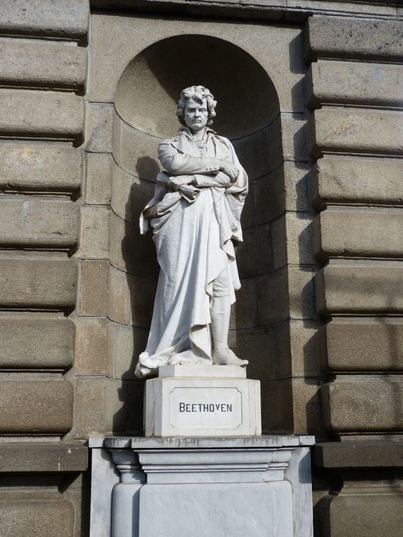 low angle view, monument, still image, male likeness, representation, Bust, architecture, art and craft, sculpture, day, 4K, history, creativity, theater