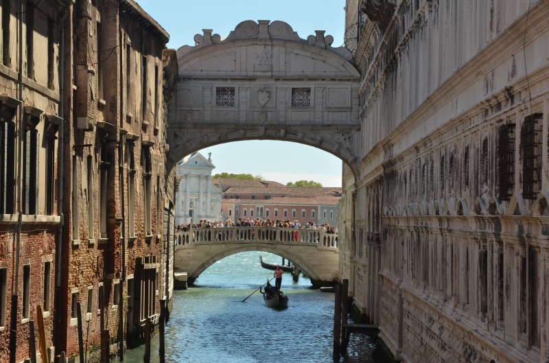arch, built structure, sky, the bridge of sighs, city, travel destinations, tourism, travel, architectural column, history, gondola, transportation, old