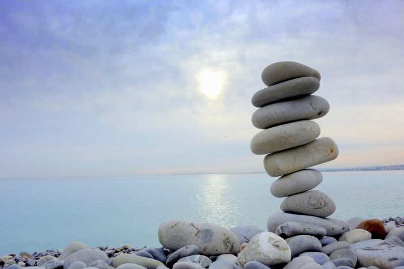 pebbles, person, méditerranée, nice, taking, sea, rock - Object, stacked, equilibre, stones, water, photo, Seven Storey, 720P, beach, plage, balance, france