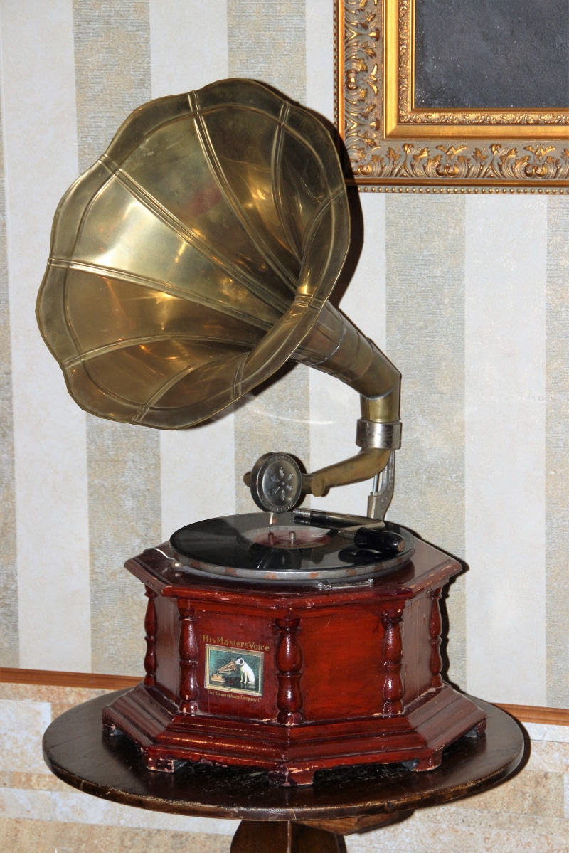 end, instrument, old-fashioned, no people, table, day, historically, 1930, tinge, beschallung, 5K, schell corner plate, listen to music, gramophone, grooves