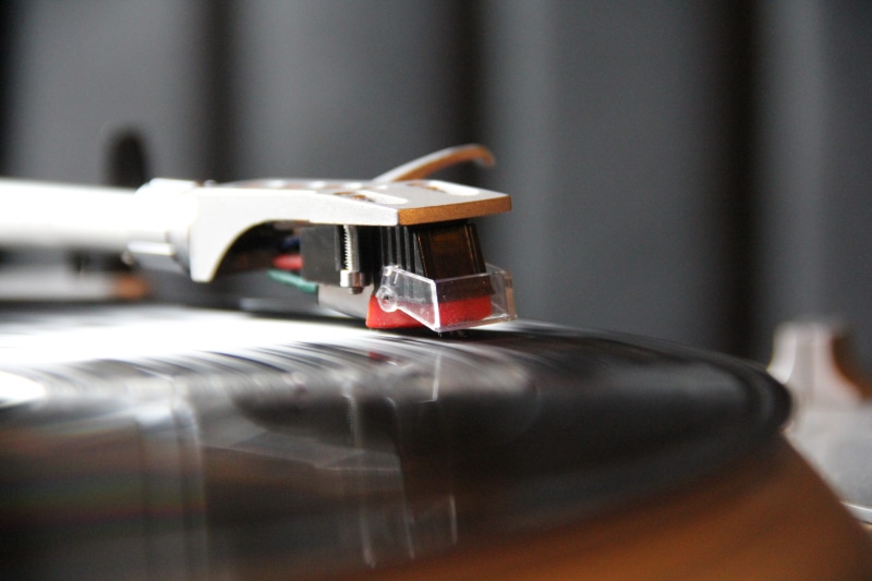 Music, machinery, 5K, day, plastic, equipment, reflection, focus on foreground, vinyl, record player needle, Vinyl, black, table, disk, selective focus