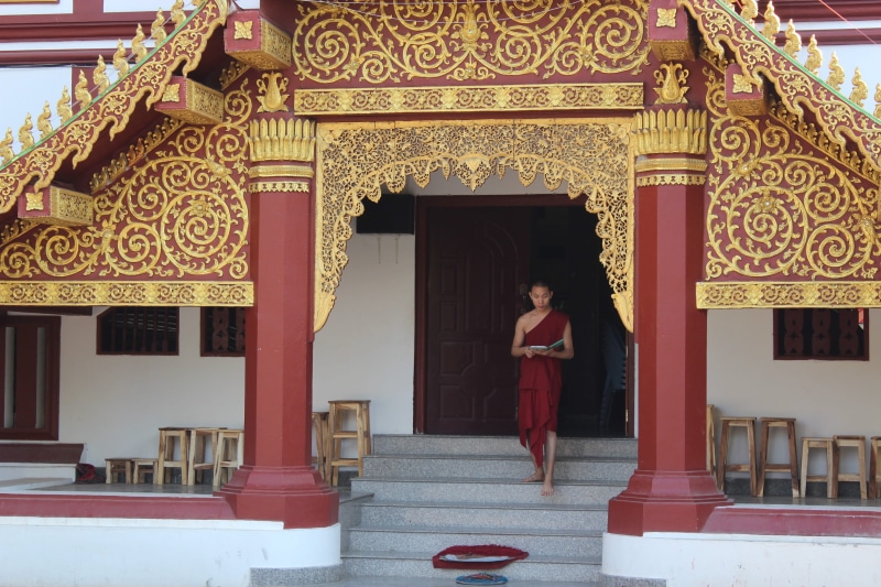 adult, man, statue, ancient, tourism, asia, landmark, adults only, worship, old, one woman only, entrance, chiang mai, travel, people, lifestyles, east Asian Culture