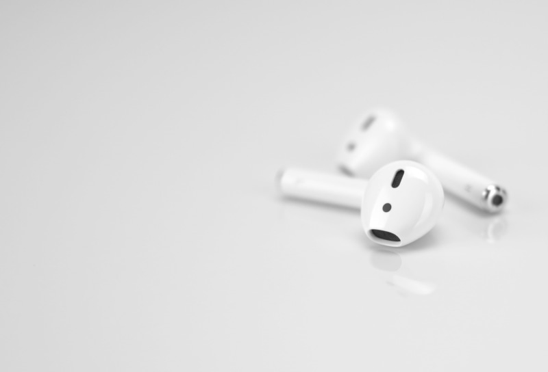 indoors, close-up, studio shot, cable, white color, arts culture and entertainment, still life, apple, earpods, control, surface, simplicity, no people