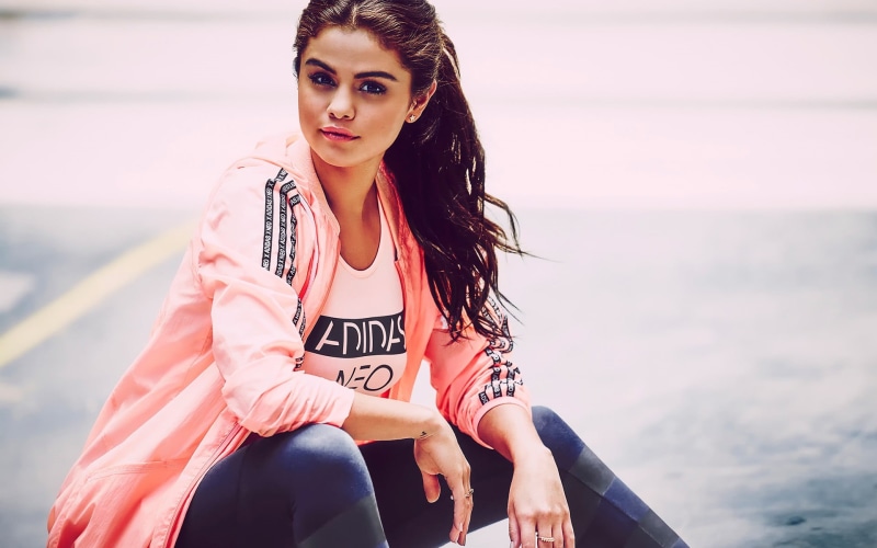 casual clothing, leggings, beautiful woman, rings, one person, gray, leisure activity, hair, beauty, women, celebrity, outdoors, front view, actress, adult