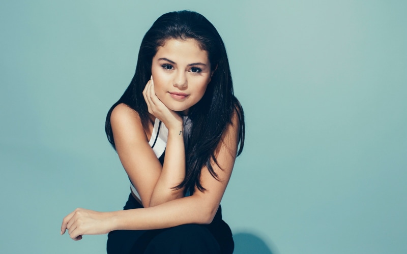 1080P, women, simple background, Selena Gomez, actress, singer, celebrity