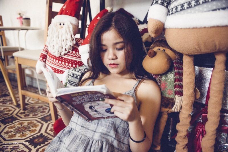casual clothing, 4K, puppets, Asian, holding, representation, hairstyle, toy, one person, on the floor, reading, childhood, indoors, real people, creativity