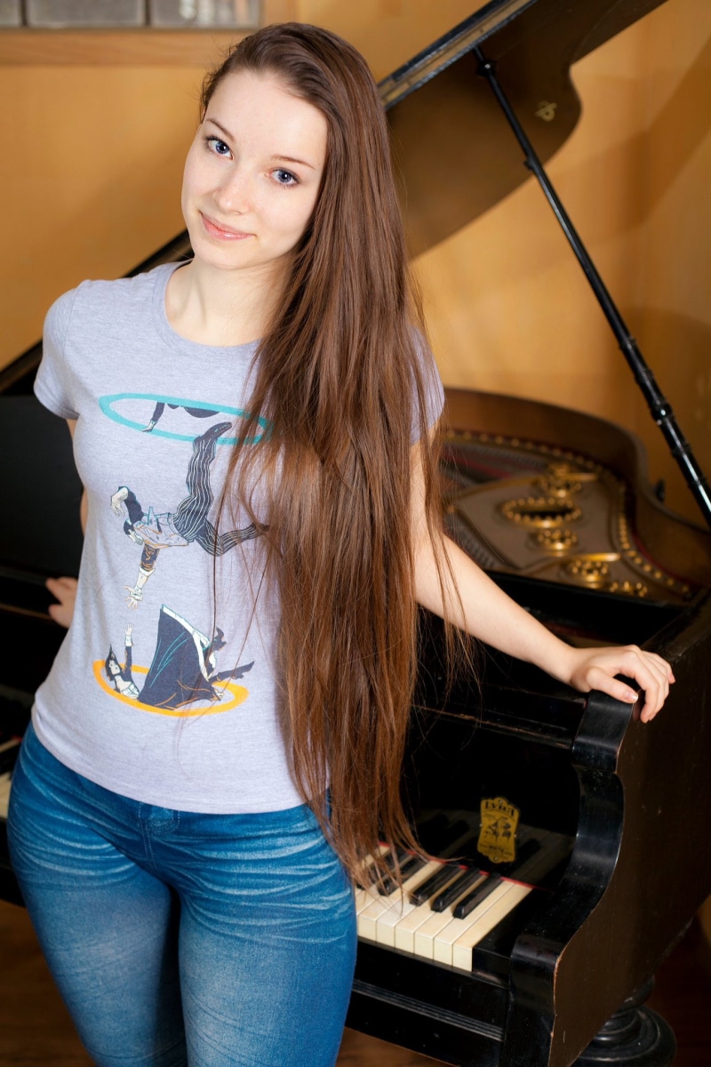 T-shirt, one person, pianist, musical equipment, fashion, beautiful woman, 1080P, young adult, beauty, Enji night, skill, music, adult, piano, looking at viewer