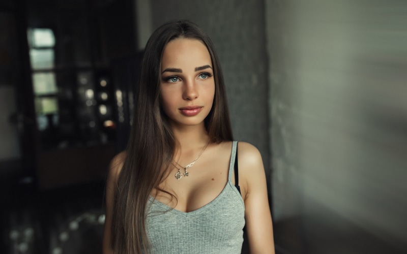 leisure activity, women, focus on foreground, young women, one person, looking at camera, beauty, indoors, front view, necklace, portrait, depth of field