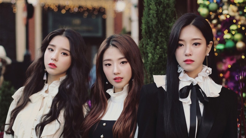people, outdoors, beauty, looking at camera, lifestyles, HaSeul, front view, portrait, 1080P, hair, Heejin, focus on foreground, young adult, K-pop, waist up