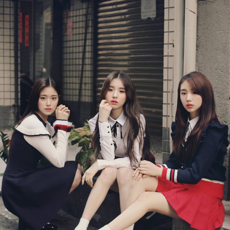 women, leisure activity, Heejin, group of people, building exterior, young adult, long hair, outdoors, young women, 1080P, lifestyles, beautiful woman