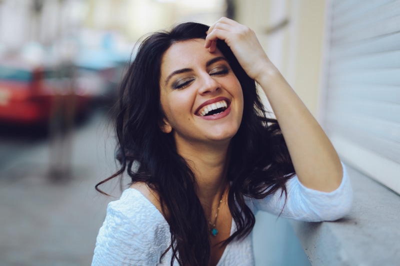 young women, brown hair, lifestyles, hairstyle, one person, laughing, hair, happiness, long hair, beauty, black hair, depth of field, 1080P, long, white