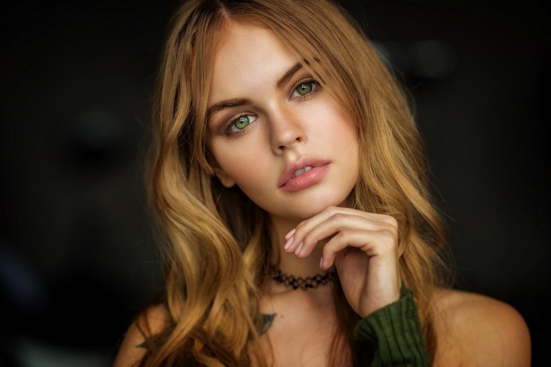 green eyes, Anastasia Scheglova, choker, blonde, simple background, face, Mark Prinz, 1080P, tattoo, portrait