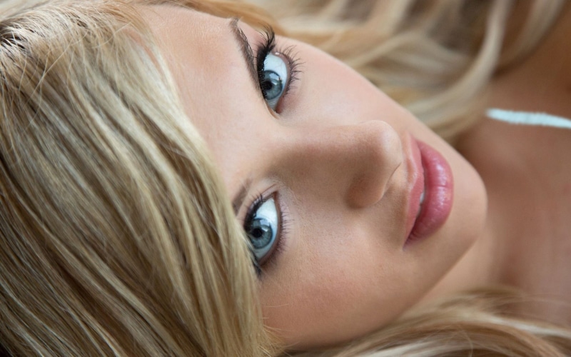 Blonde, Model, Emma Mae, Close-Up, Adults, Face, Woman, Lying Down, Blue Eyes, Lipstick, 1080P, Smile