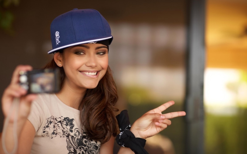 1080P, camera, Long Hair, Women Outdoors, Depth Of Field, Nataniele Ribeiro, scarf, model, Baseball Caps, women, T shirt, Self Shot, Selfies, smiling