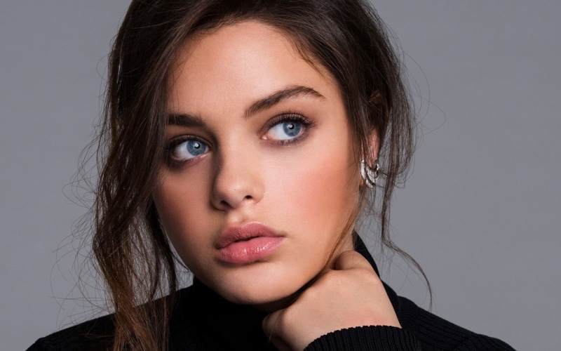 close-up, Blue Eyes, looking at camera, headshot, one person, 1080P, gray background, fashion, studio shot, hairstyle, human body part, glamour, hair