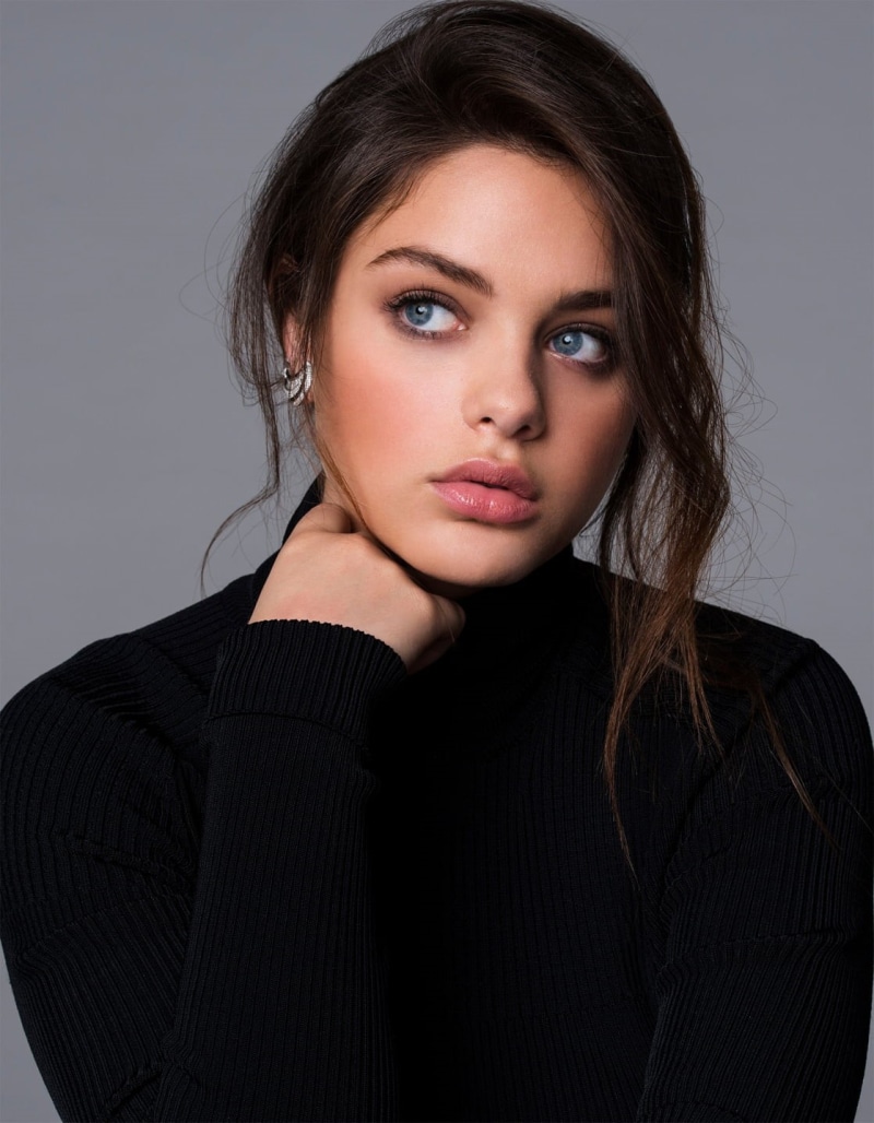 long hair, simple background, Odeya Rush, brunette, blue eyes, 720P, women, dark hair, actress, model, Israeli