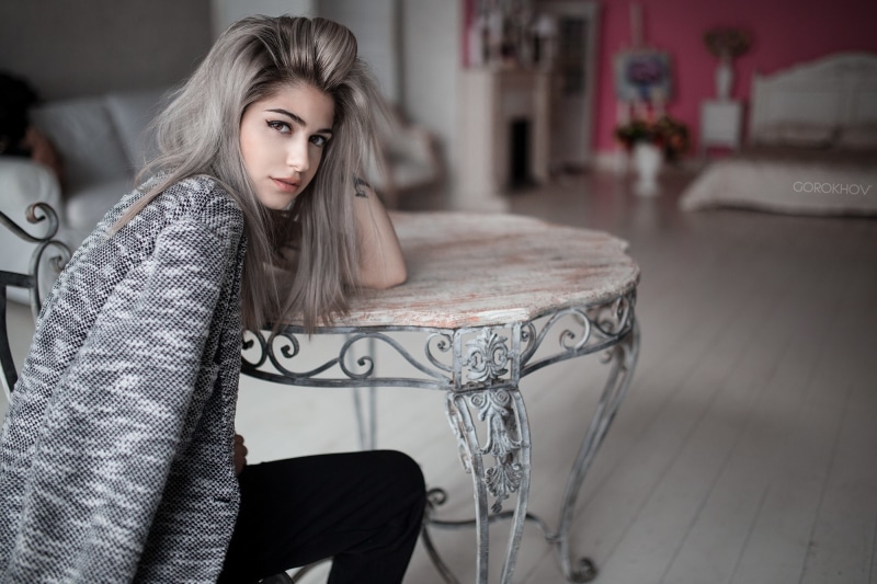 lifestyles, look, table, one person, hairstyle, portrait, gray, woman, looking at camera, three quarter length, hair, indoors, women, girl, beautiful woman
