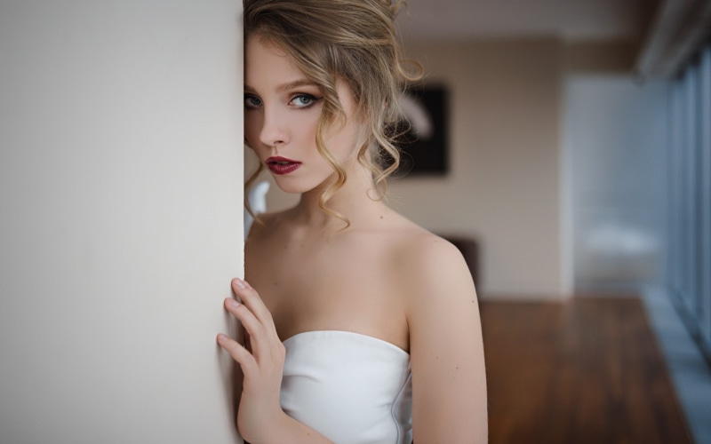 headshot, young women, hair, indoors, Alice Tarasenko, beauty, one person, 1080P, blond hair, hairstyle, bare shoulders, portrait, standing, contemplation