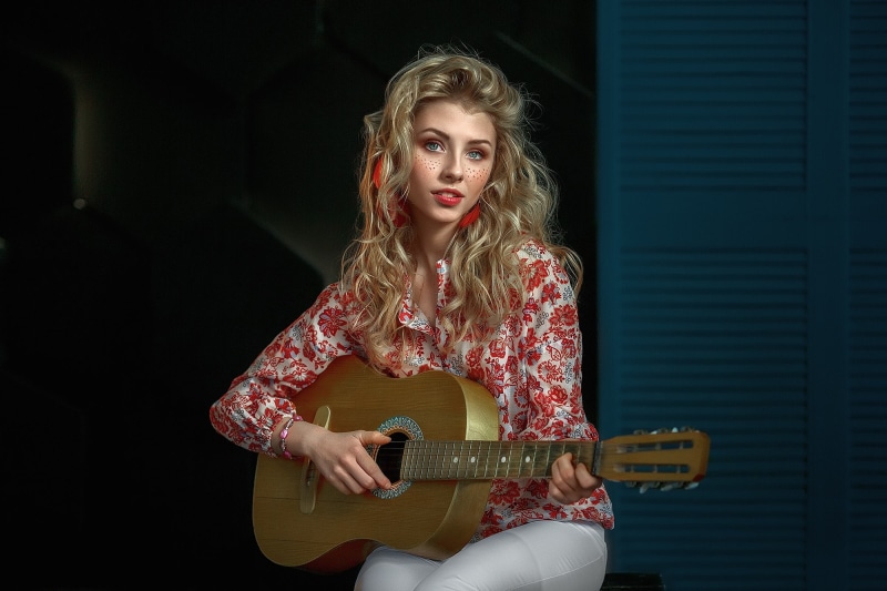 one person, depth of field, playing, young adult, women, young women, adult, blond hair, acoustic guitar, leisure activity, women indoors, string instrument