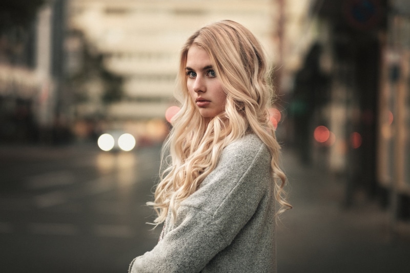 portrait, adult, hairstyle, beauty, architecture, long hair, street, outdoors, blonde, Jellina Haeuser, lifestyles, blond hair, 1080P, fashion, depth of field