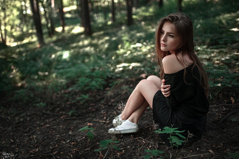 focus on foreground, beautiful woman, young women, s, shift, shoulder, long hair, forest, 1080P, land, women, black, sitting, hairstyle, women outdoors