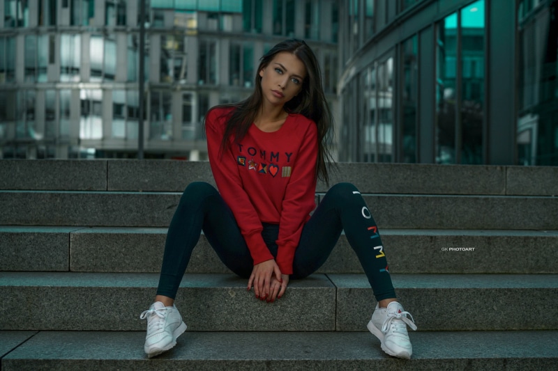 women, sitting, blue eyes, red nails, sneakers, portrait, stairs, 1080P