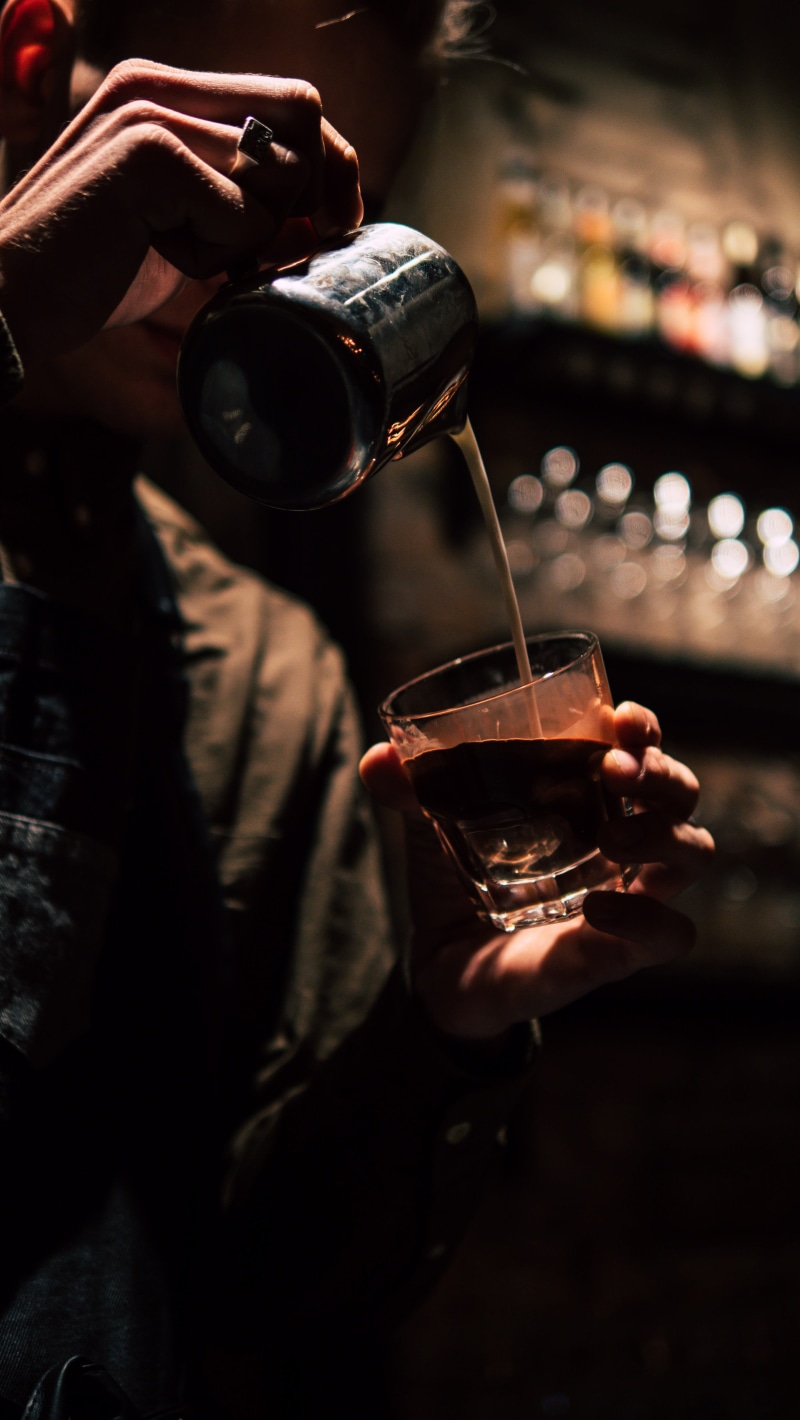 bar - drink establishment, 5K, content, cocktail, happy hour, one person, holding, real people, bar counter, refreshment, man, human hand, focus on foreground