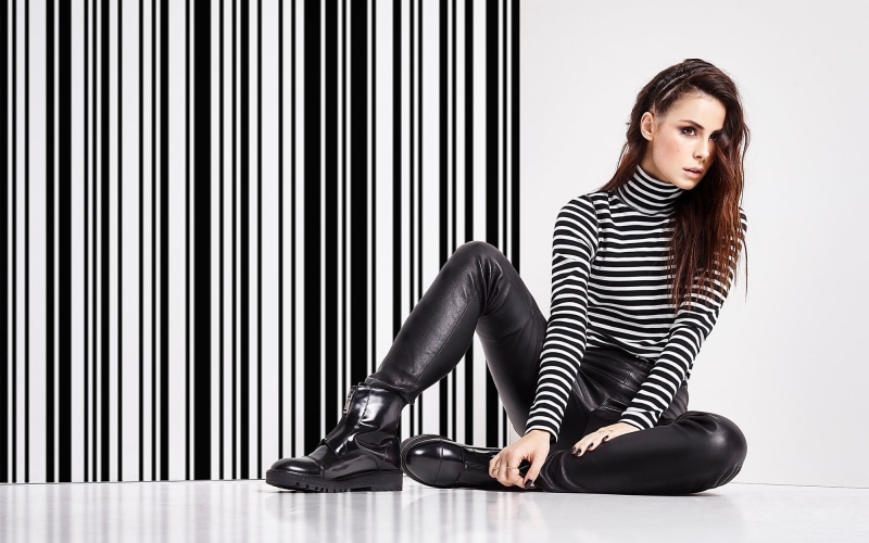 portrait, waiting, adult, indoors, hairstyle, brunette, lifestyles, striped, brown eyes, turtlenecks, beauty, one person, long hair, women, young adult