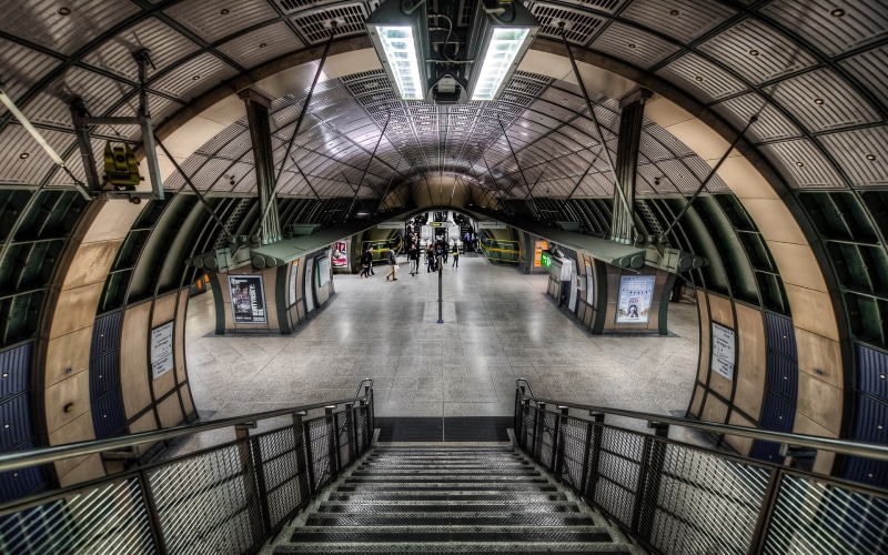diminishing perspective, ceiling, railroad station, architecture, incidental people, England, rail transportation, real people, metro, arch, lighting equipment