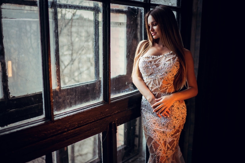 standing, long hair, indoors, 1080P, real people, three quarter length, day, women, young women, blonde, window, beauty, beautiful woman, front view, casual clothing