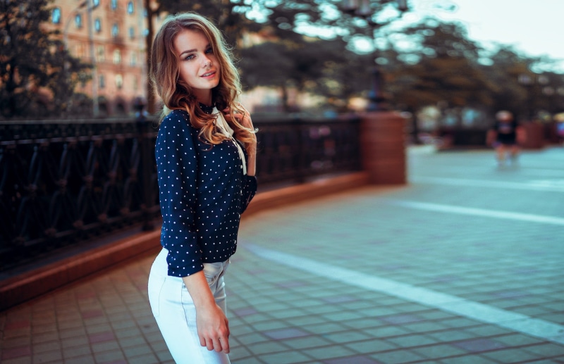 long hair, scarf, hair, blonde, front view, one person, clothing, fashion, model, hairstyle, casual clothing, beautiful woman, 1080P, portrait, lifestyles
