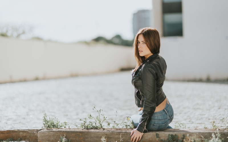 sitting, focus on foreground, brown eyes, women, looking  over shoulder, beautiful woman, lifestyles, one person, nature, 1080P, hairstyle, young adult