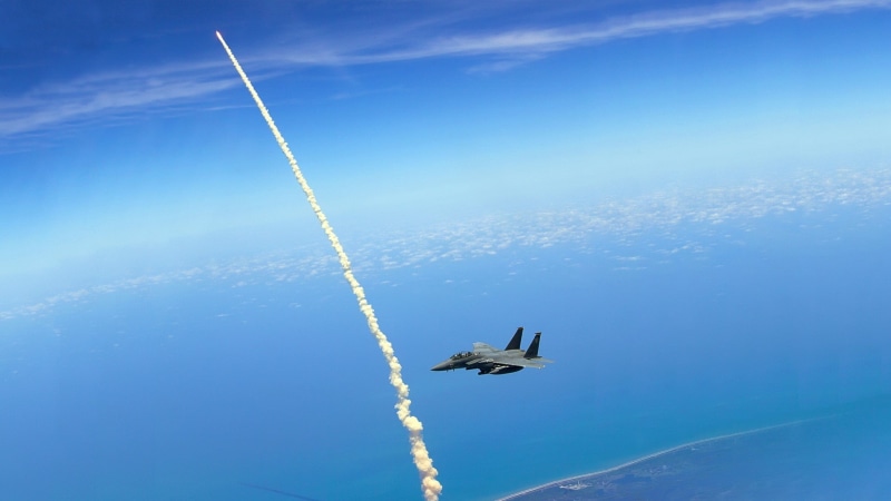 vertebrate, cloud - sky, blue, rocket, on the move, air vehicle, outdoors, bird, no people, airplane, 1080P, sky, mode of transportation, plane, water